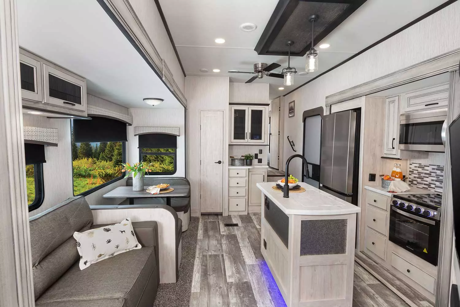 Sandpiper Fifth Wheels Gallery Image